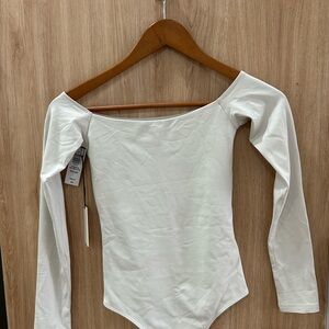 NEW WITH TAGS Aritzia Babaton Body Suit